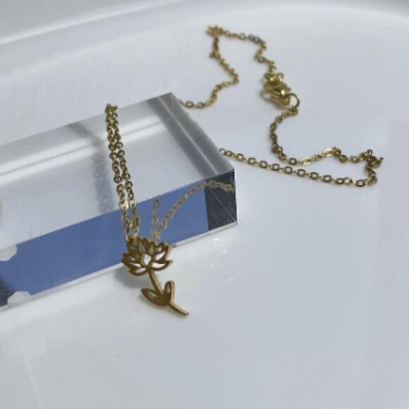 Birth Flower Necklace - Picture 1 of 10